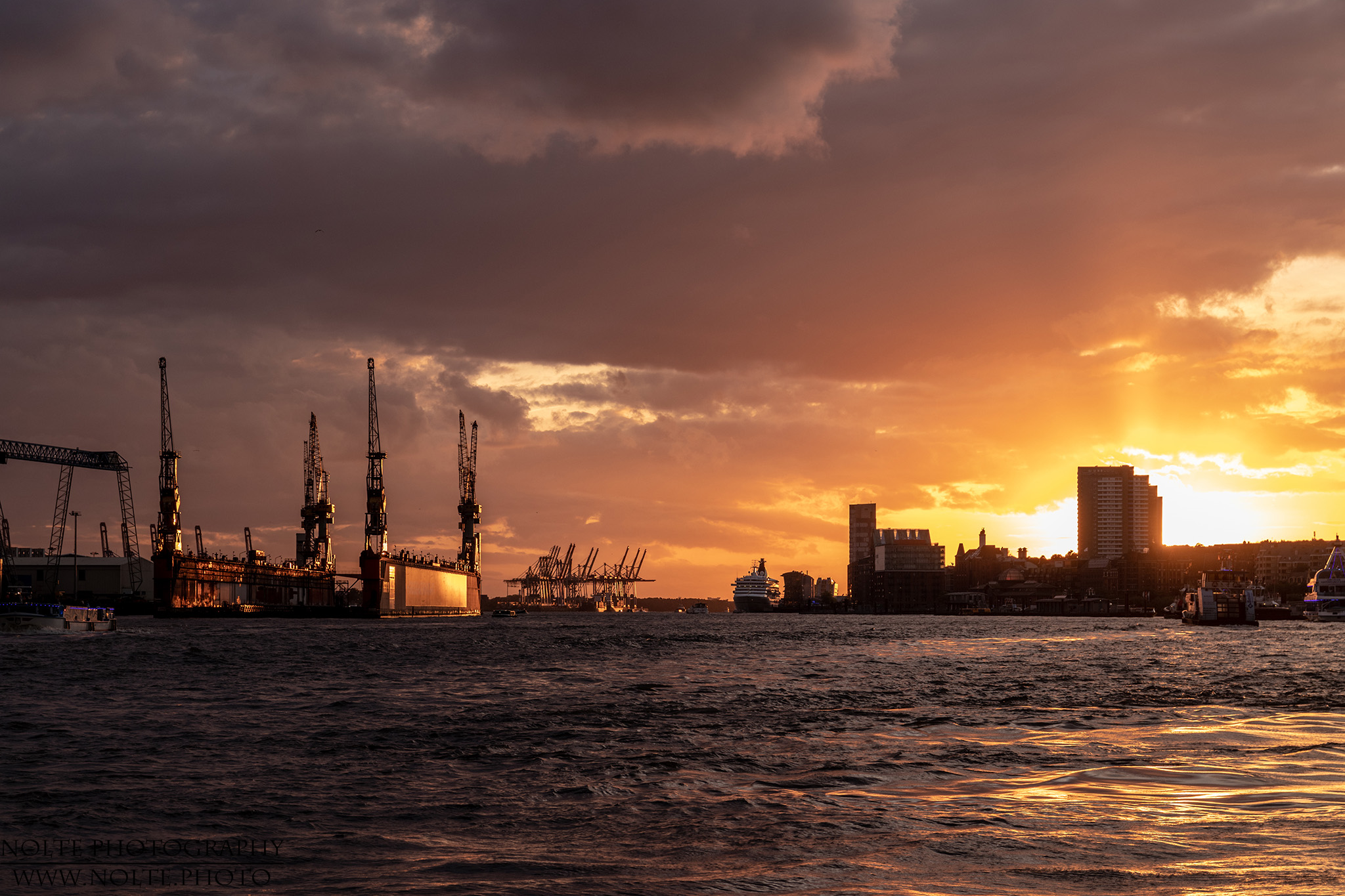 Abendglühen über der Werft